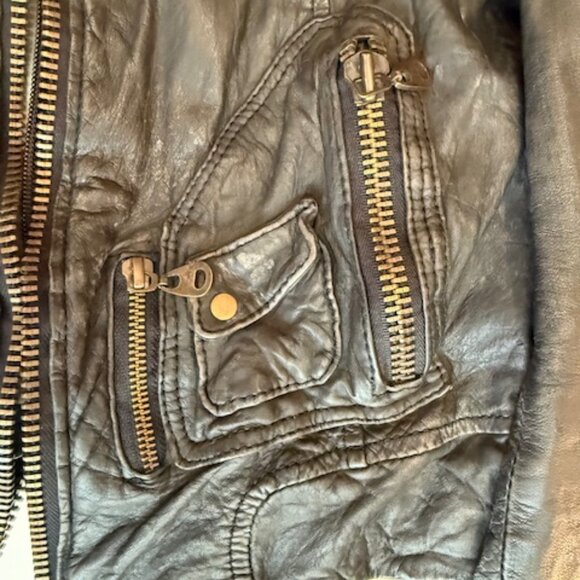 Pre-loved Distressed Domo Leather Motorcycle Jacket - Sized XS/S - Picture 4 of 9
